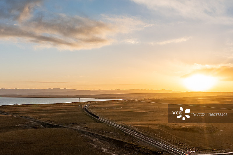 夕阳下的火车图片素材