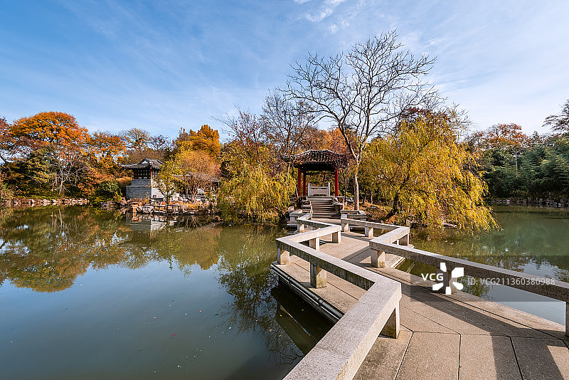 秋天中国扬州大明寺的听石山房美泉亭图片素材