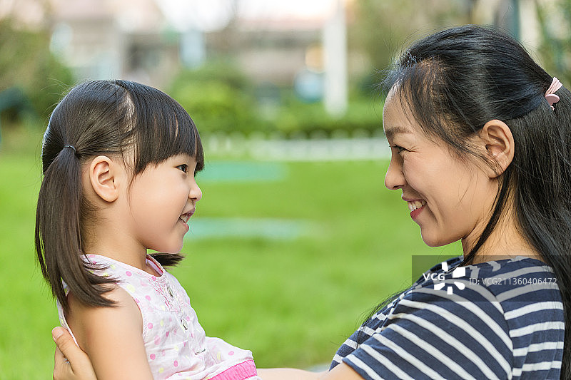 小女孩和妈妈在户外图片素材