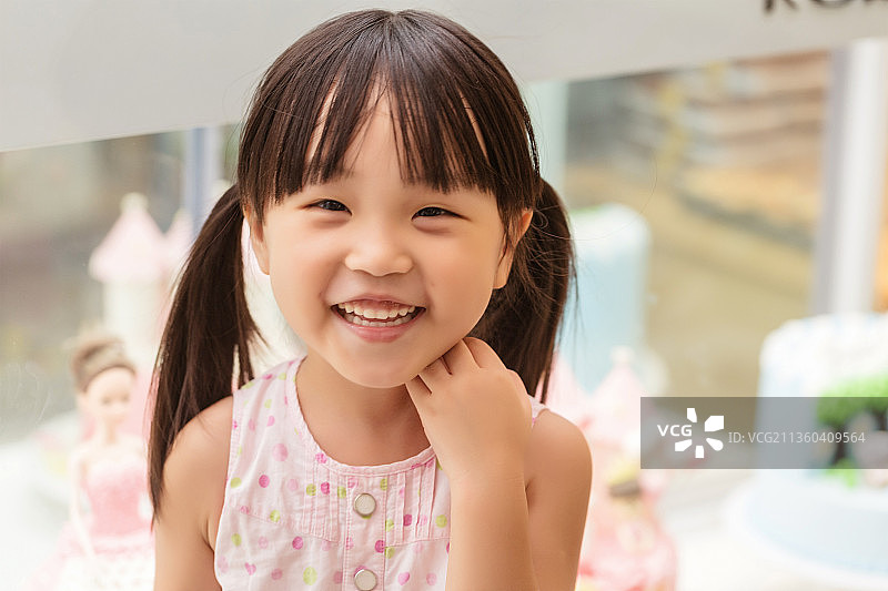 面包店里橱窗前的小女孩图片素材