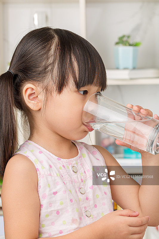 室内喝水的孩子图片素材