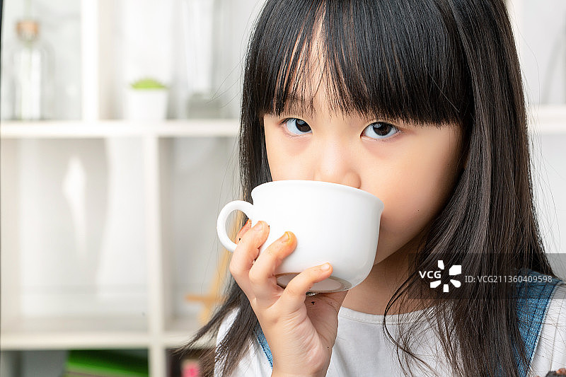 室内喝水的小女孩图片素材