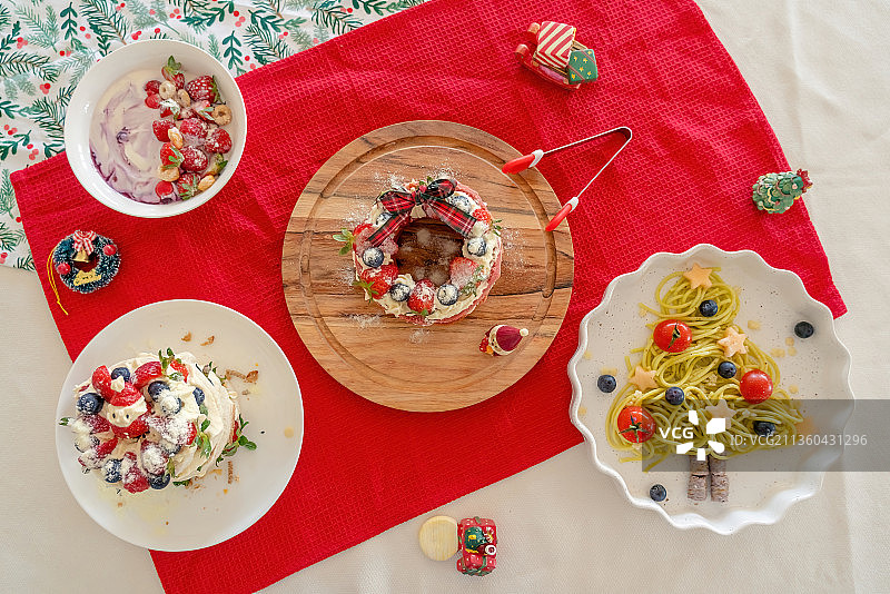 幼儿圣诞老人蛋糕圣诞树面圣诞水果酸奶大餐图片素材