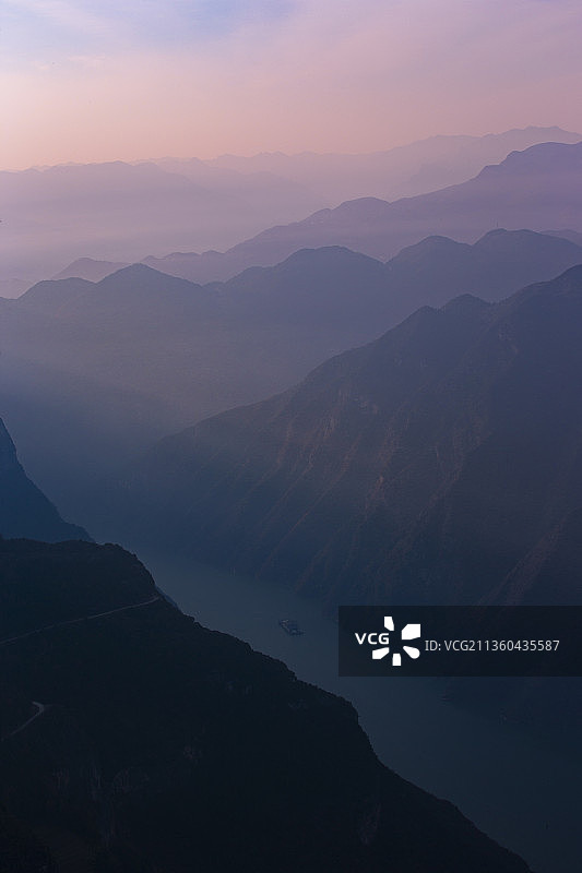 峡江孤舟图片素材