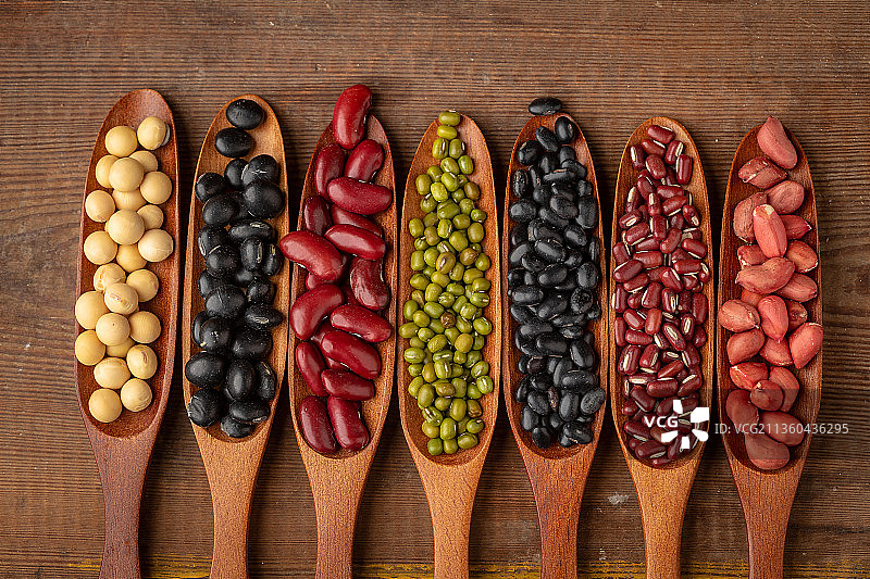 用木勺装的多种豆类图片素材