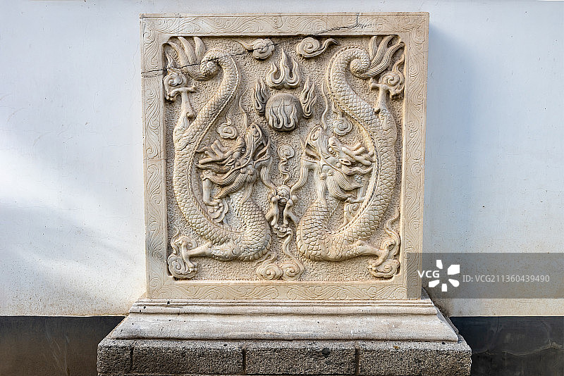 晴天平视角拍摄北京中日友好医院南园内的双龙浮雕图片素材