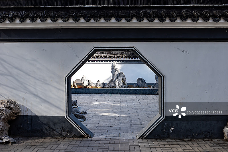 晴天平视角拍摄中国北京中日友好医院内南园的八角形门图片素材