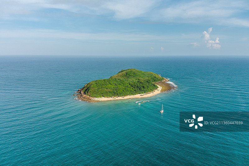 海南省万宁市加井岛海岛航拍视角全景图图片素材