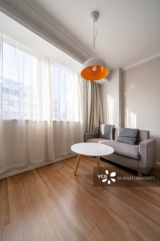 圆形茶几和双人沙发的卧室图片素材