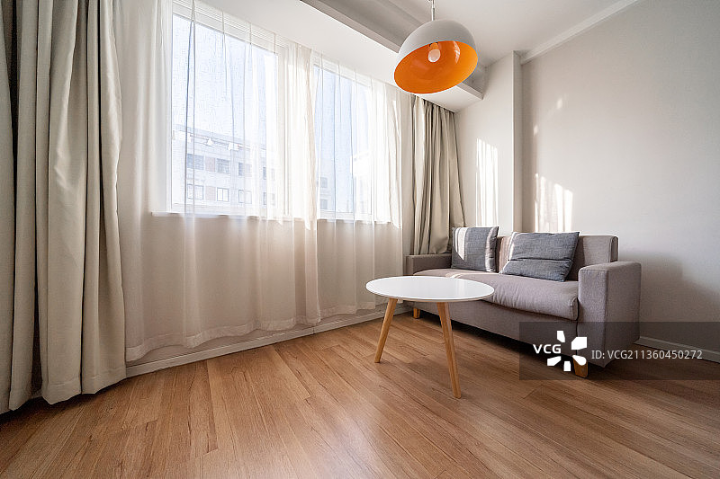 圆形茶几和双人沙发的卧室图片素材