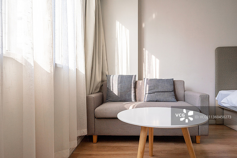 圆形茶几和双人沙发的卧室图片素材