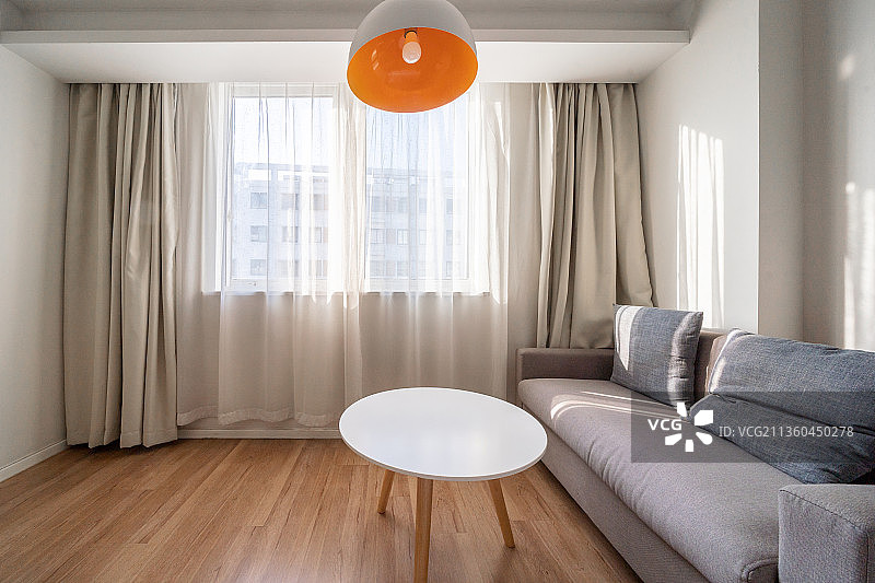 圆形茶几和双人沙发的卧室图片素材