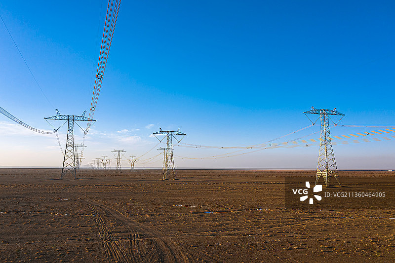 航拍西北大漠戈壁高压线图片素材