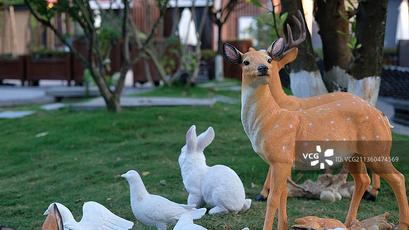 小鹿小动物在青草上的雕塑图片素材