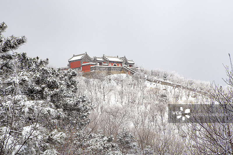 冬季雪后妙峰山金顶寺院图片素材