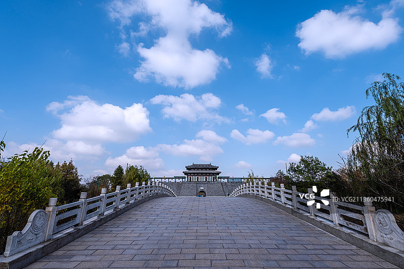 中国江苏扬州宋夹城的南门城墙城门古建筑图片素材