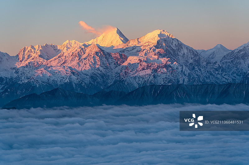 贡嘎东坡日照金山图片素材