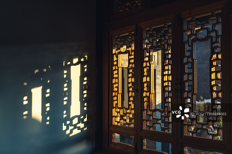 阳光斑驳入窗棂图片素材