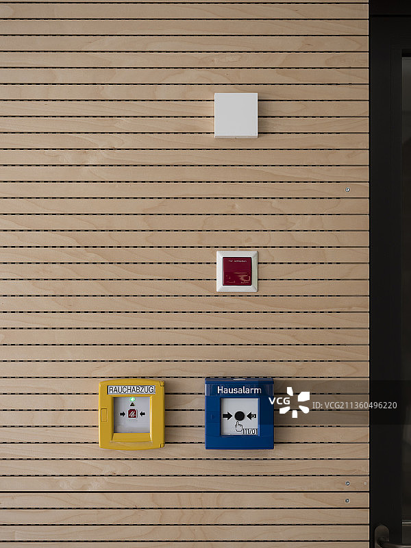 建筑物墙壁上的火灾警报和烟雾警报按钮图片素材