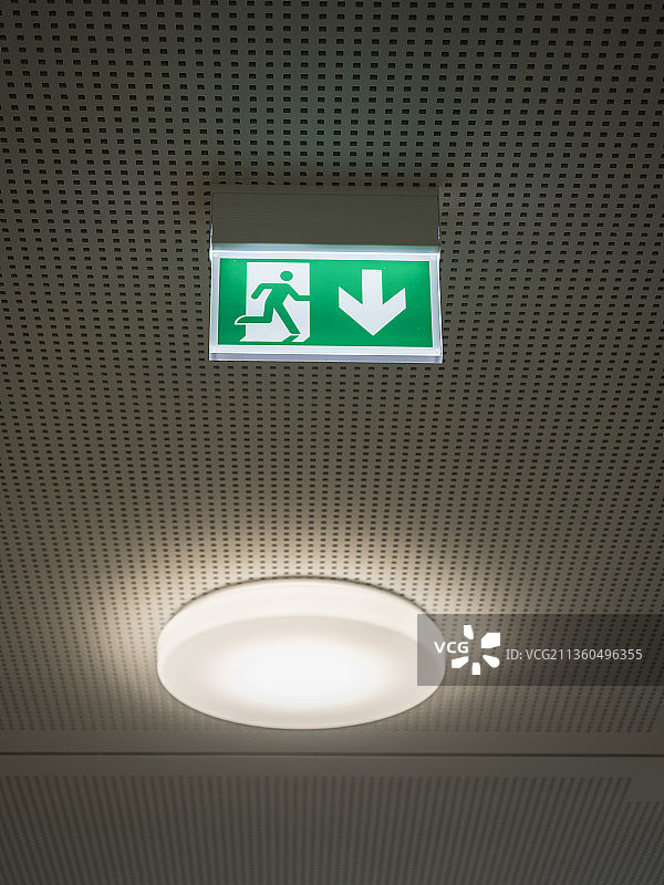 走廊天花板上的紧急出口标志图片素材