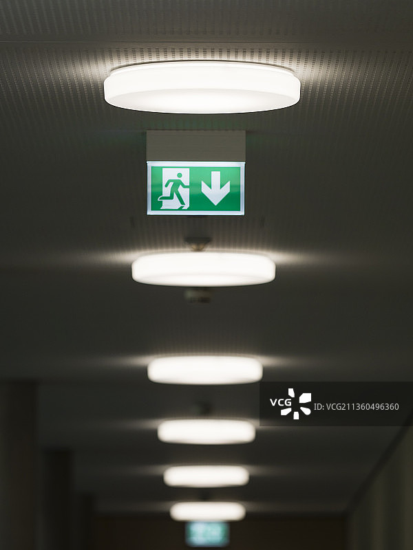 走廊天花板上的紧急出口标志图片素材