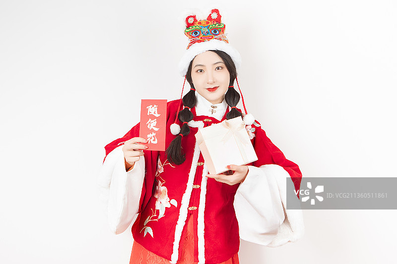 穿着虎年新年汉服的亚洲汉服美女拿着礼物图片素材