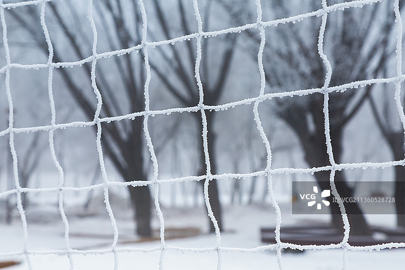 冬天结了雾凇的排球网特写图片素材