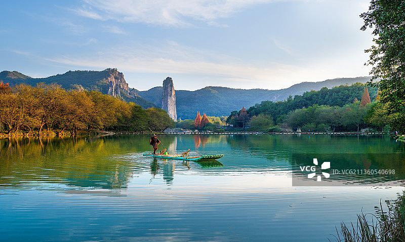 小小竹排江中游图片素材