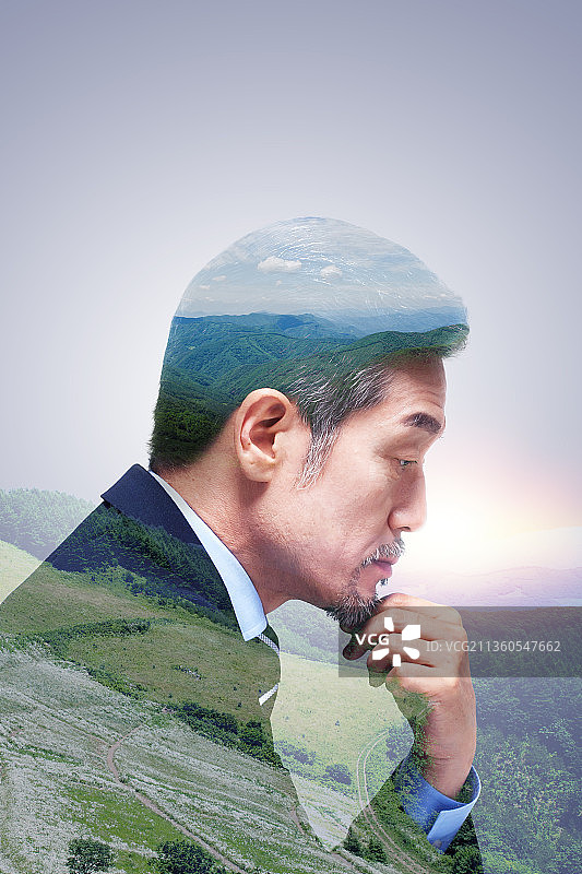 ESG环境、社会和公司治理创新海报，亚裔模特与自然能源背景的双重曝光图片素材