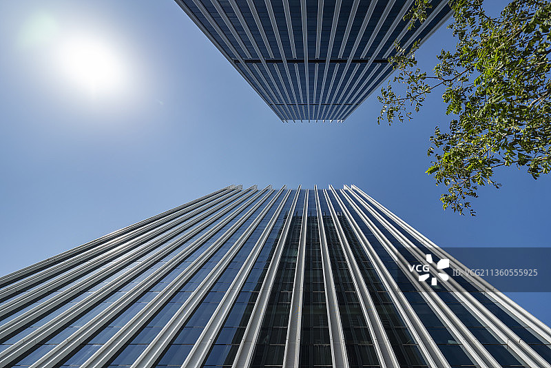 低角度仰视现代金融建筑图片素材