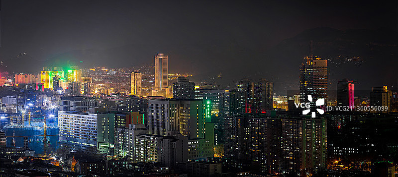 夜色下的济南，若隐若现的千佛山，还有千佛山上的那座大金佛图片素材