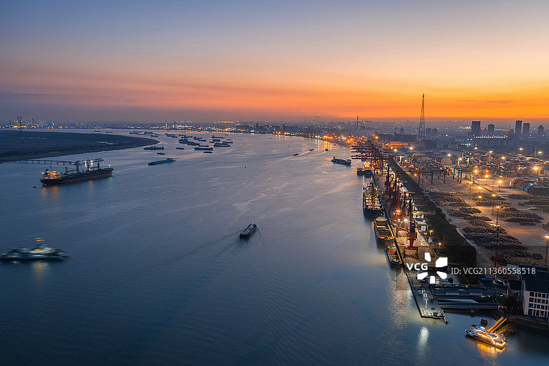 苏州市张家港码头清晨朝阳长江轮船水面吊装起重机木材市场工业运图片素材