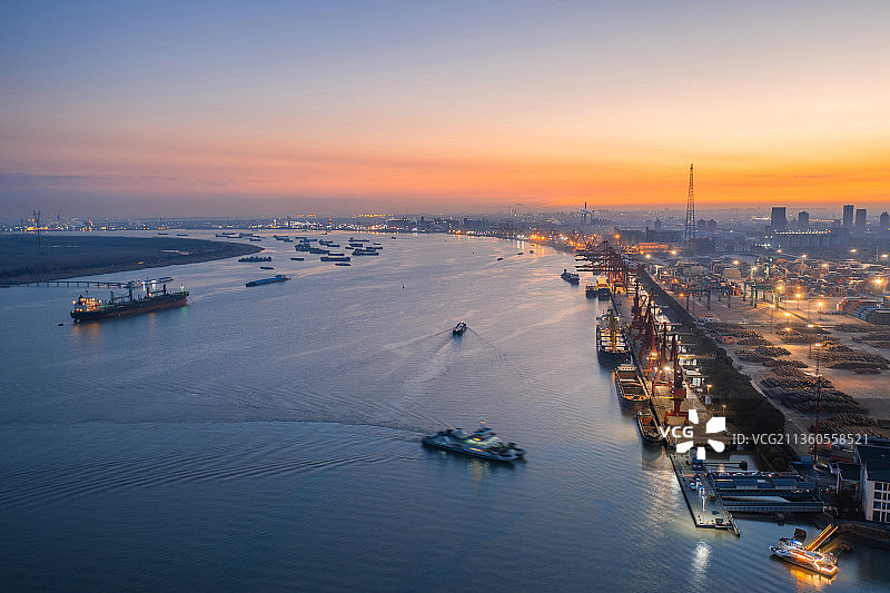 苏州市张家港码头清晨朝阳长江轮船水面吊装起重机木材市场工业运图片素材
