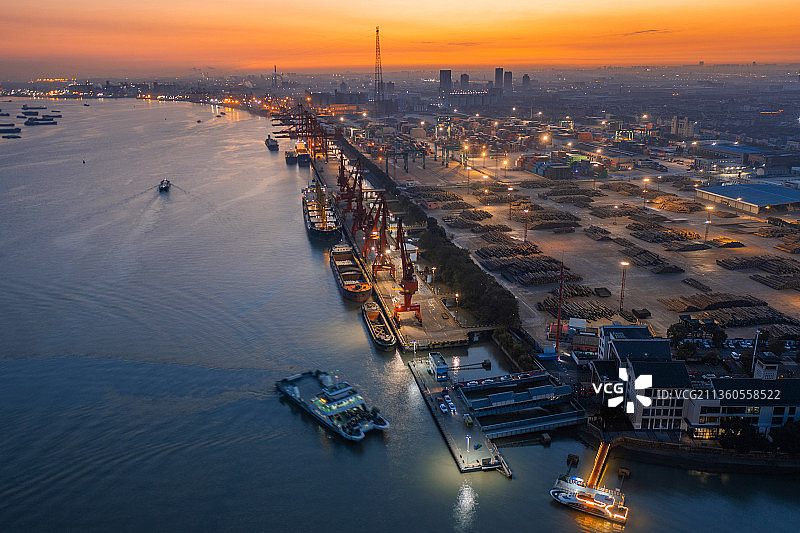 苏州市张家港码头清晨朝阳长江轮船水面吊装起重机木材市场工业运图片素材