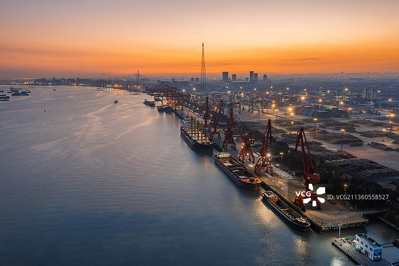 苏州市张家港码头清晨朝阳长江轮船水面吊装起重机木材市场工业运图片素材
