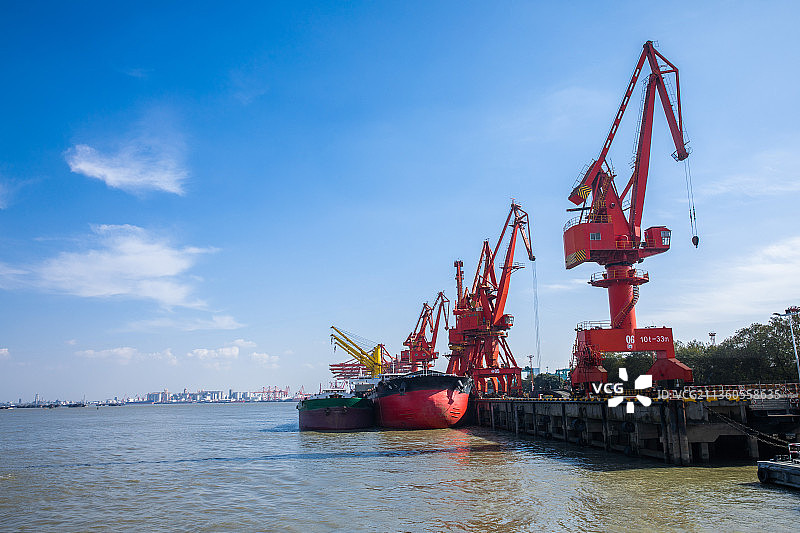 苏州市张家港码头清晨朝阳长江轮船水面吊装起重机木材市场工业运图片素材