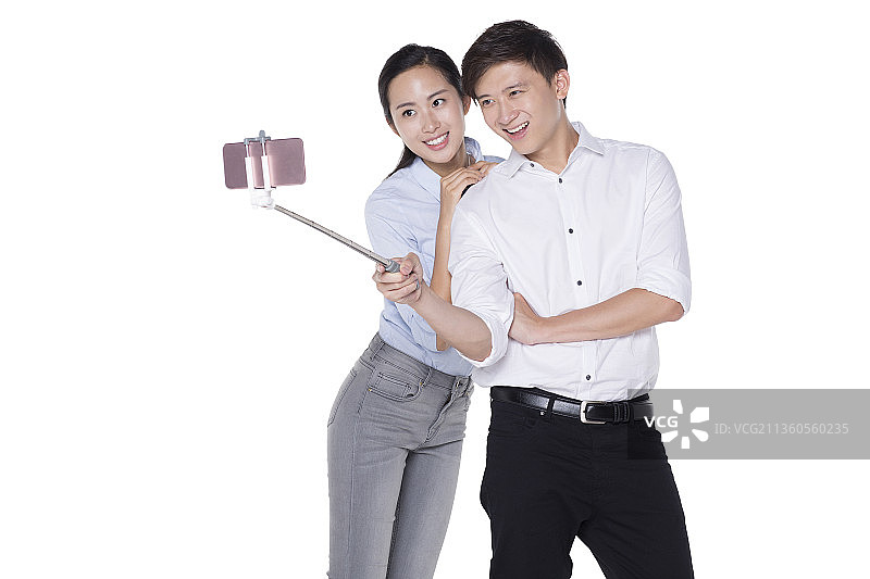 年轻情侣用手机自拍图片素材