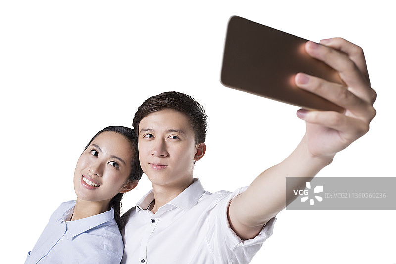 年轻情侣用手机自拍图片素材