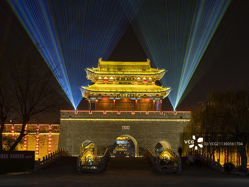 山东省枣庄台儿庄古城东城门夜景图片素材