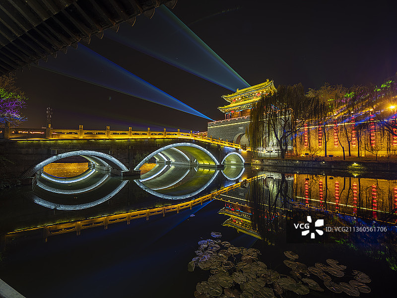 山东省枣庄台儿庄古城东城门夜景图片素材