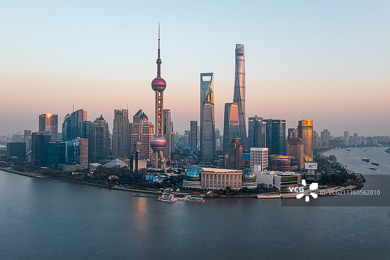 航拍上海陆家嘴金色时刻图片素材