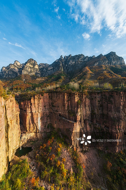 河南新乡辉县万仙山景区郭亮挂壁公路绝壁长廊秋季户外风光高视角图片素材