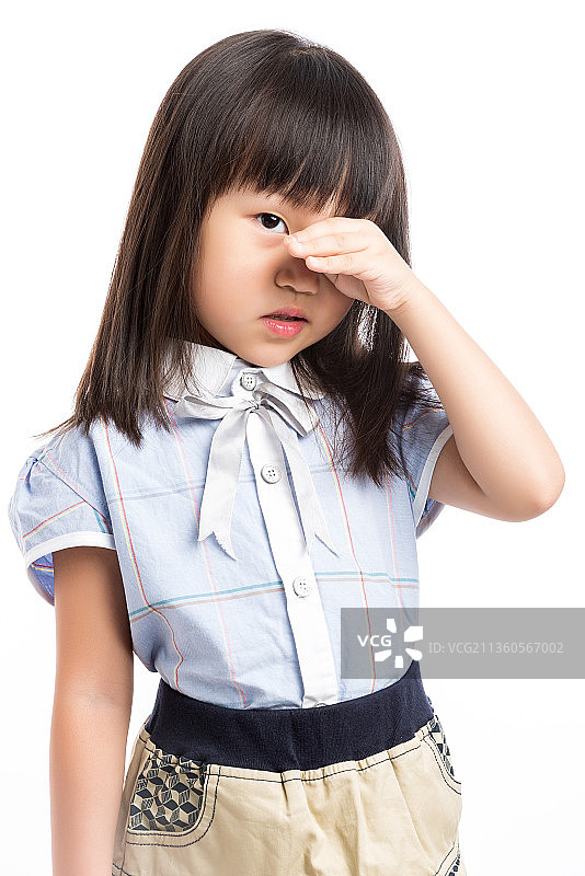 亚洲小女孩低头揉眼睛图片素材