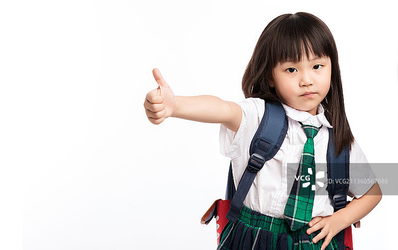 背书包的亚洲小学生自信的伸出大拇指图片素材