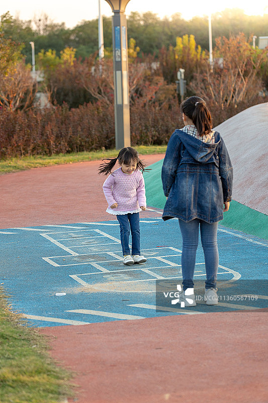 户外玩跳房子游戏的孩子图片素材