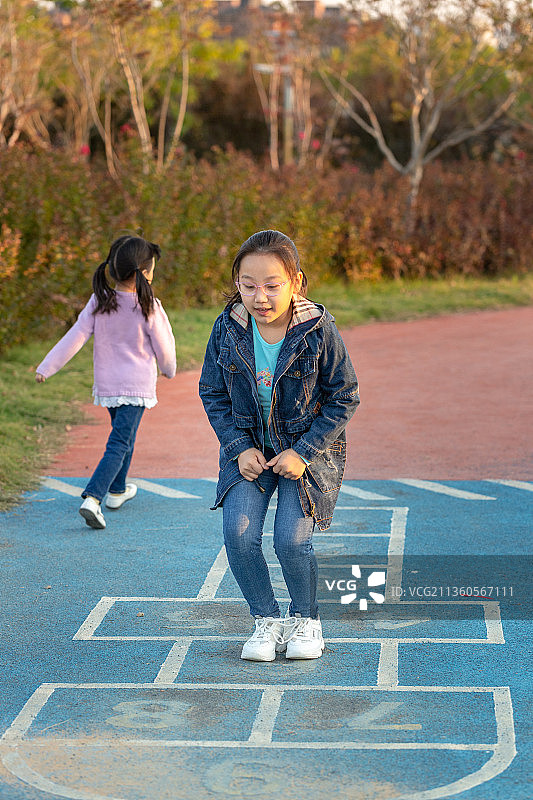 户外玩跳房子游戏的孩子图片素材