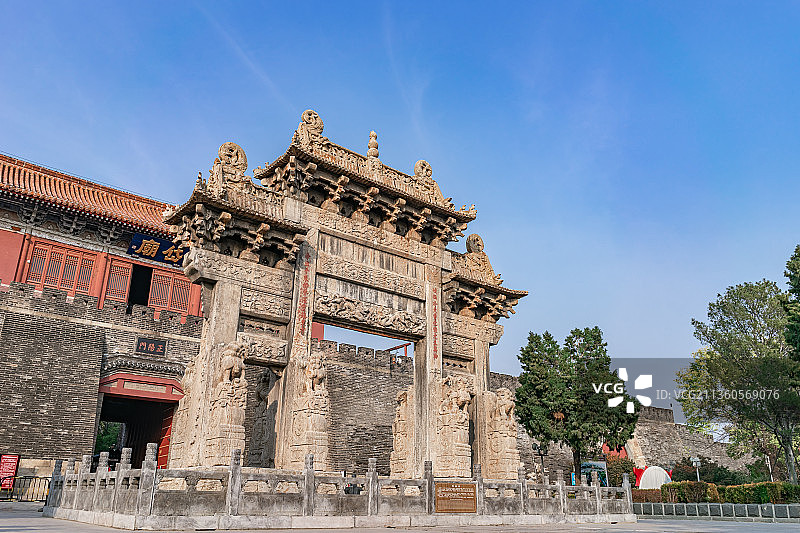 中国山东泰安岱庙景区正阳门外的古迹牌坊岱庙坊图片素材