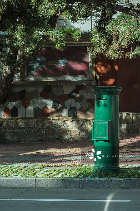宁静的夏季街道上的邮筒图片素材