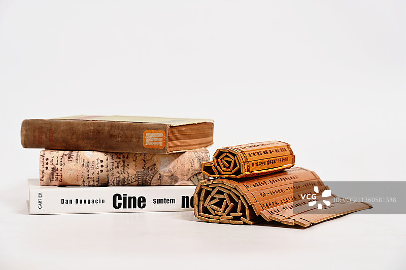 古今古籍书典同框外文古书和中国古代竹简图片素材