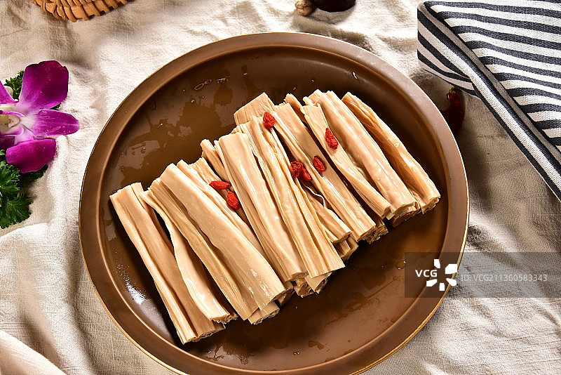 一盘涮肉食材配菜鲜腐竹图片素材